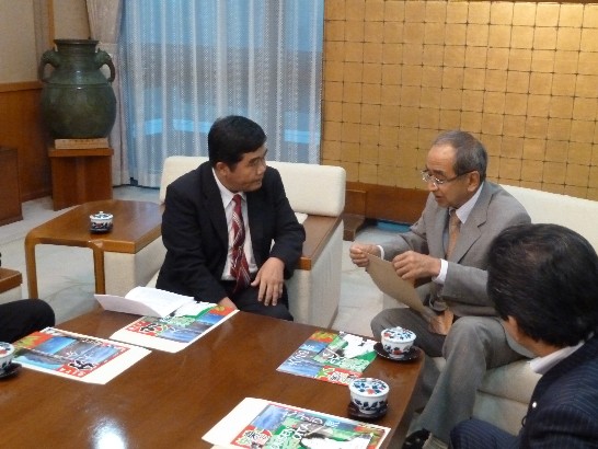 広瀬勝貞県知事(右から2番目)