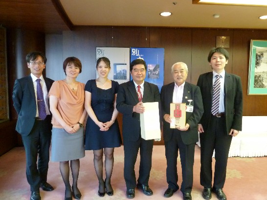 大分県別府市浜田博市長(左から二番目)と記念写真