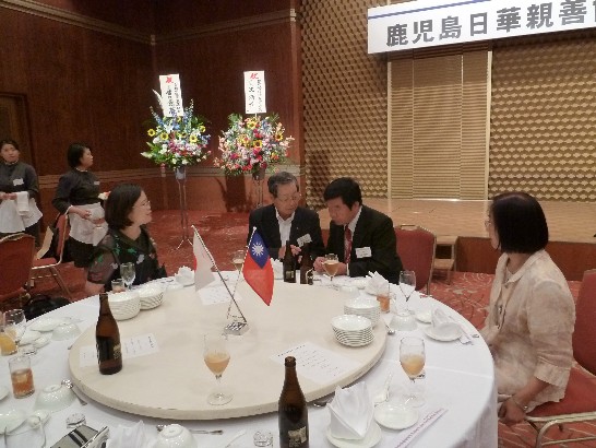 戎総領事義俊(右二)