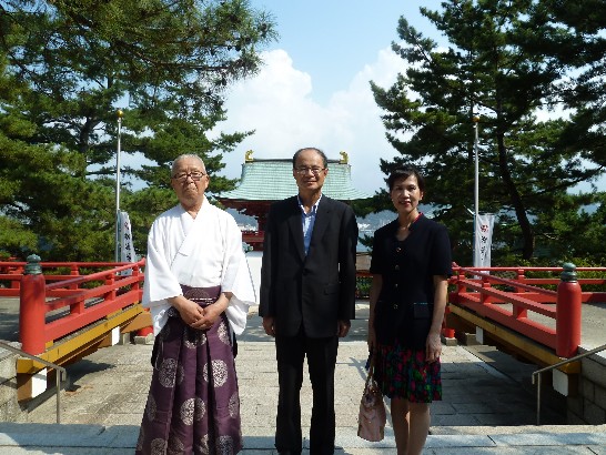 沈大使夫妻と赤間神宮水野直房宮司記念撮影
