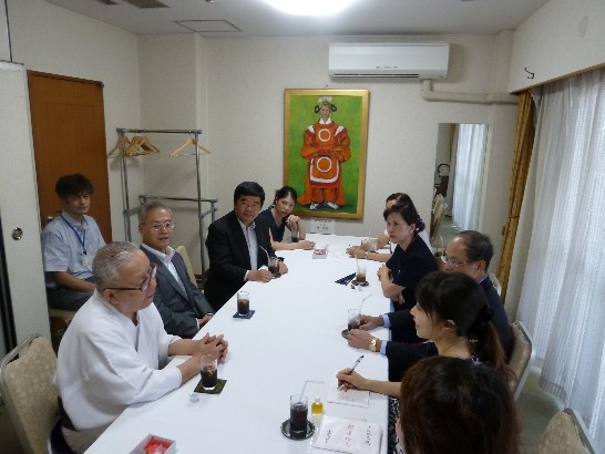 沈大使一行は春帆楼、赤間神宮を見学後、赤間神宮にて下関市副市長等と日台交流について意見交換