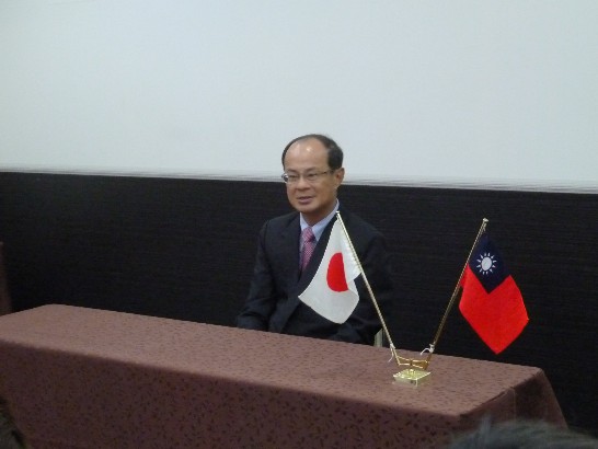 歓迎会に出席する前に地元のメディアのインタビューを受ける沈大使