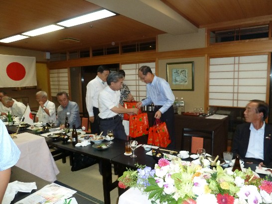 沈大使が主催側の参加者全員に台湾茶を贈呈