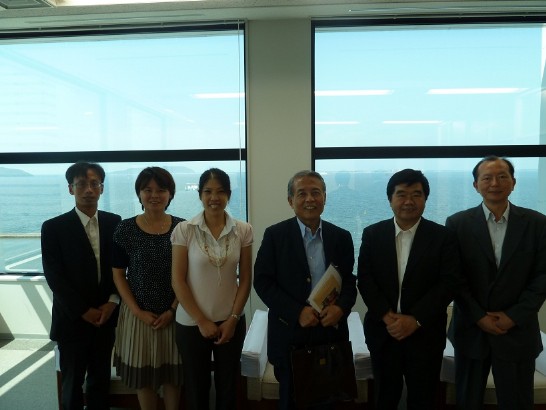 九州経済連合会麻生泰会長(右三)