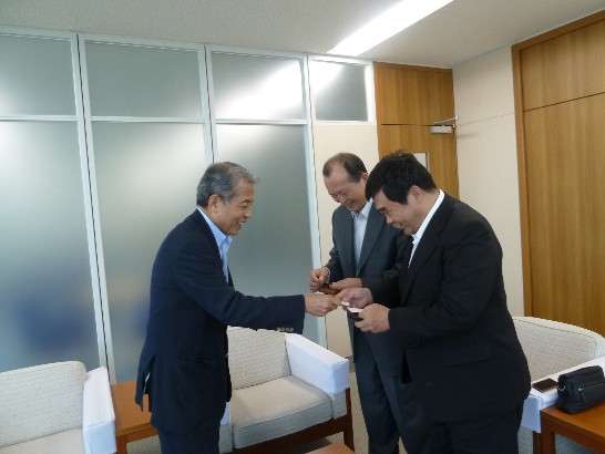 九州経済連合会麻生泰会長(左一)