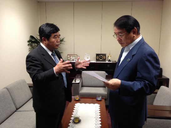 麻生渡・前福岡県知事(右)