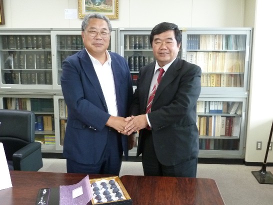 佐賀県川崎俊広教育長（右）を訪問