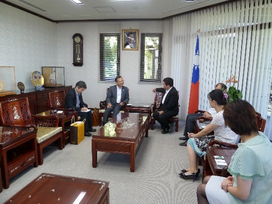 左一長崎県企画振興部文化観光物産局国際課荒田忠幸課長