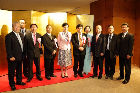 台北国立故宮博物院馮院長と戎総領事夫婦がお客様を迎えた