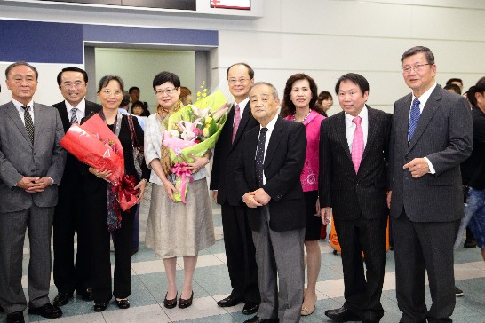 李淑珍・名誉団長行政院院長夫人をはじめ、台湾代表団が福岡に到着して華僑から花を捧げた