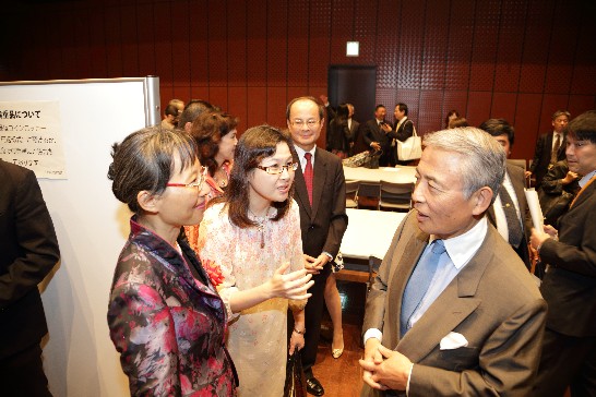 李淑珍・名誉団長行政院院長夫人と九州経済連合会麻生泰会長との挨拶