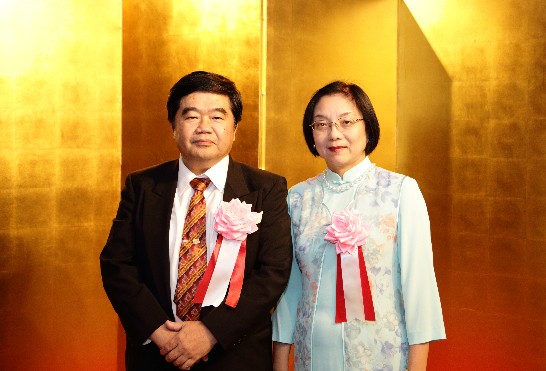 戎総領事夫婦が会場入り口にて撮影