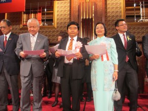 台北駐福岡経済文化弁事処の戎義俊処長も合唱に参加