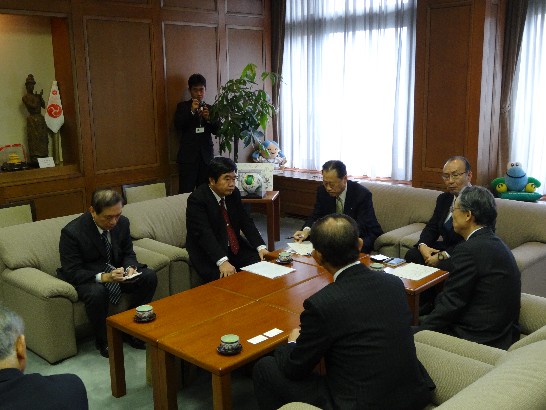 講演の前議員先生たちと意見交換