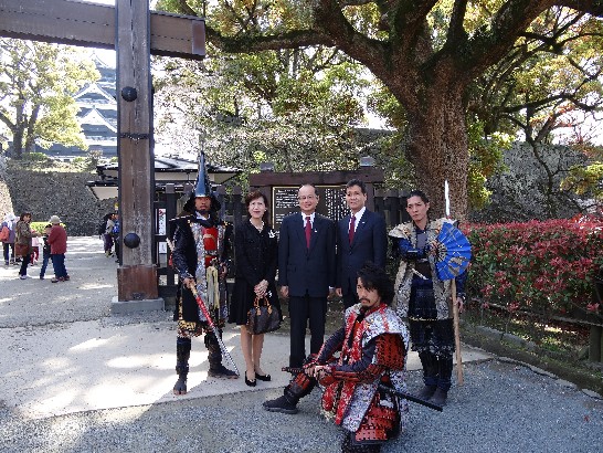 沈大使夫婦が熊本市幸山政史市長と共に熊本城を訪問