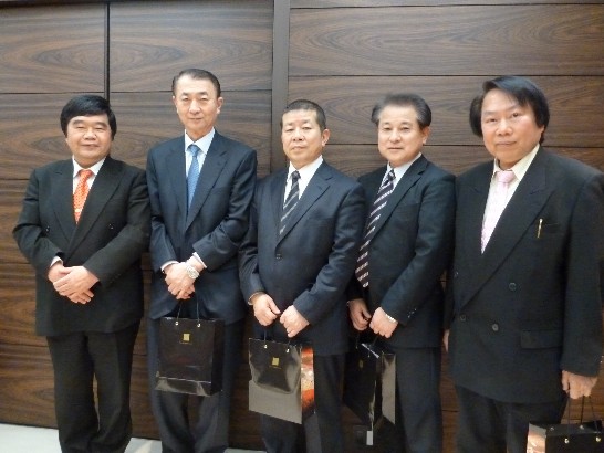 戎総領事と福岡県花田利夫県警一行の撮影