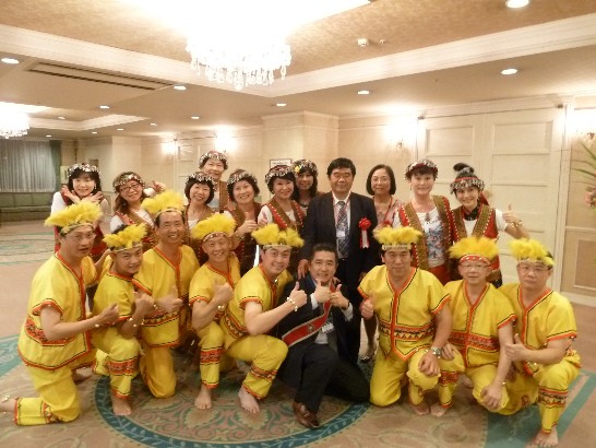 戎総領事夫婦と台北昇陽ロータリークラブの会員達の撮影