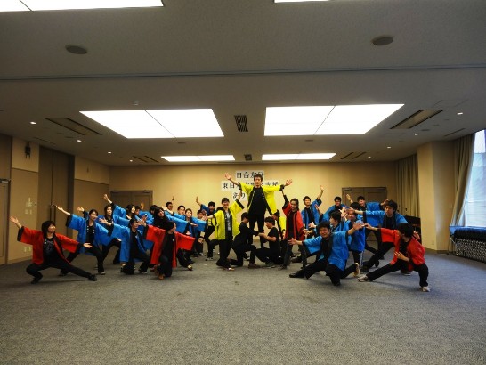 日本大学と台湾から短期交換留学生達と日本伝統な踊りを踊っている。