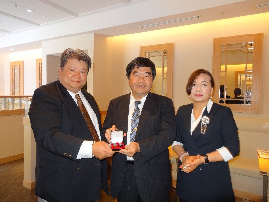 前会長翁健一と新会長賴玉汝と印章の引き継ぎを行った