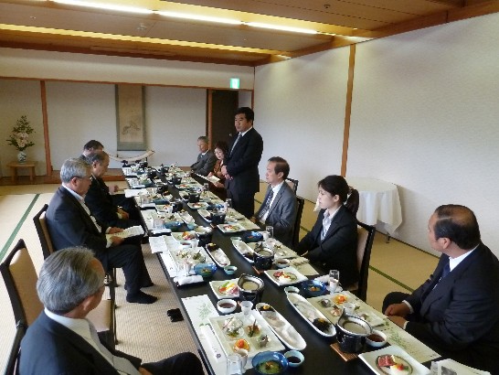 戎総領事及び謝延淙組長、李蕙珊副領事は山口県中華総会大倉睦子会長の招きにより、山口県萩市野村興兒市長、市議會橫山秀二議長、縣議會田中文夫議員等と食事会へ参加、地方交流について意見交換していた。