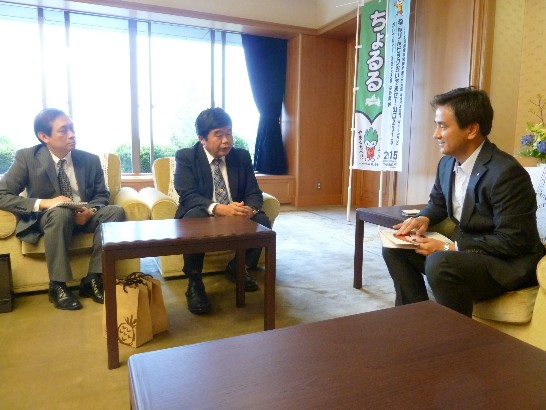 戎総領事及び謝組長は新任の山口県村岡嗣政県知事を訪問、村岡県知事は各領域における地方交流の推進に努めると表明