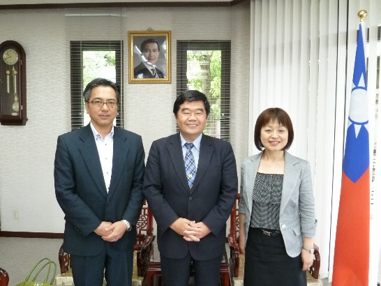 戎総領事及び小石佐織部長との撮影