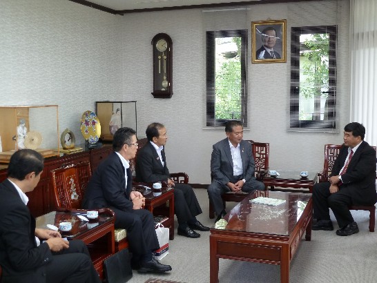 八代市中村博生市長及び八代市議会橋本幸一議長は戎総領事との会談