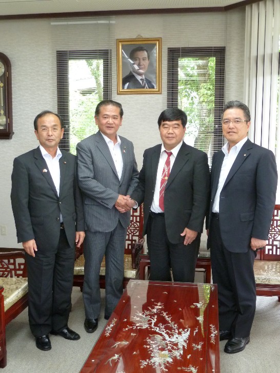 八代市中村博生市長、八代市議会橋本幸一議長と戎総領事の撮影