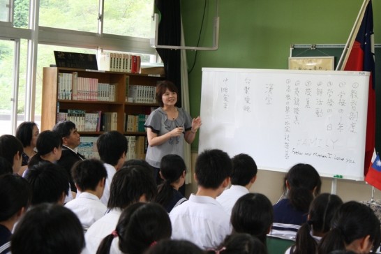 林育柔副領事は台湾の教育現況について説明した