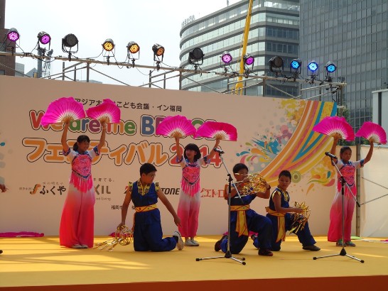 写真2.桃園県菓林小学校がAPCCフェスティバルの舞台でパフォーマンスをした