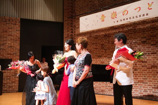 音楽会の終わり、聴衆から花を捧げる