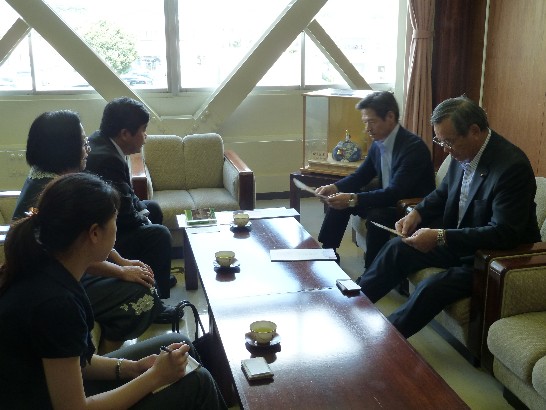 戎総領事らが熊本県菊池市江頭實市長を訪問した