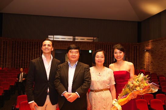 戎総領事夫妻とピアニスト、声楽家の撮影