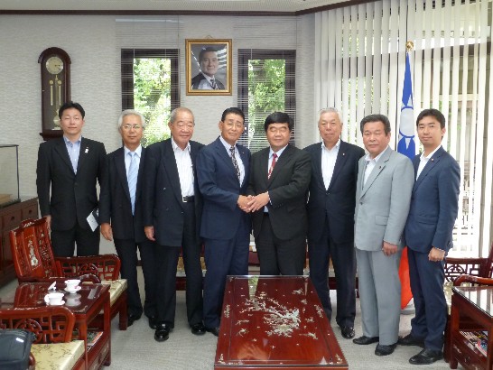 金沢市議会安達前議員ら一行7名が戎総領事、李副領事を訪問した。
