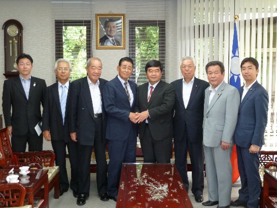 金沢市議会安達前議員ら一行7名が戎総領事、李副領事を訪問した