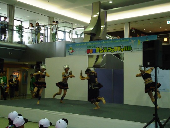 写真1.莊敬小学校「銀河月下的祭典」を上演している