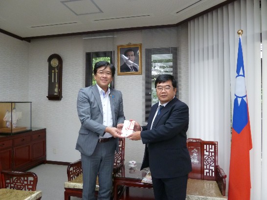 長崎県平戸市黒田成彦市長から高雄ガス爆発事件に32万円義援金を寄贈した。