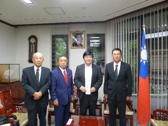 熊本市議會うしじま弘議員、原口亮志議員、津田征士郎議員から高雄爆発事故に対する義援金の寄贈