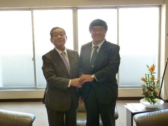 戎総領事が福岡県筑紫野市市長との撮影