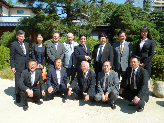 戎総領事が福岡県筑紫野市議会議員との撮影