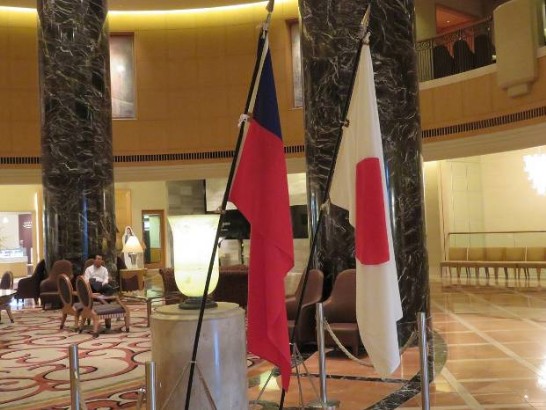 ホテルオークラ福岡のロビーで中華民国の國旗掲揚の様子