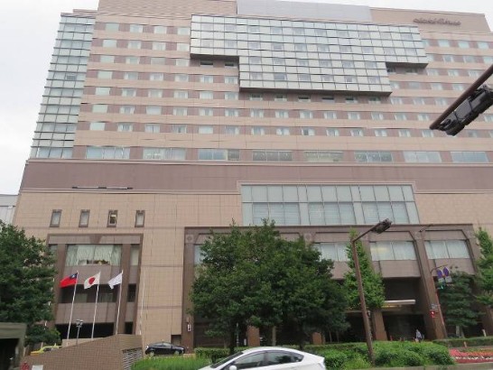 ホテルオークラ福岡のビルの外側に国旗を掲げる様子