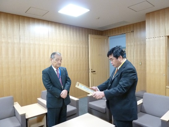 3/18戎総領事が九州国立博物館三輪嘉六館長に感謝状を贈呈した