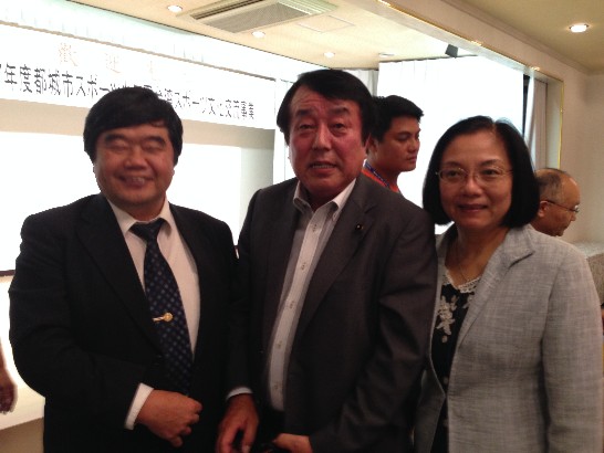 戎総領事夫婦と少年団本部長宮崎県議会星原透議長の撮影