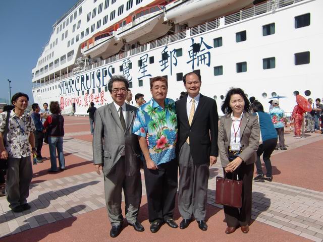 4月12日由此間太陽旅行社總代理的麗星（STAR CRUISES）郵輪（5萬2千噸）搭載來自國內的乘客約800人抵達那霸港，為東日本震災後受到「風評被害」的琉球地區觀光業注入新血，本處粘處長前往探視。