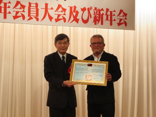 駐那霸辦事處蘇啟誠處長（左）頒贈沖繩台灣交流振興會會長平田久雄（右）「外交之友貢獻獎」。