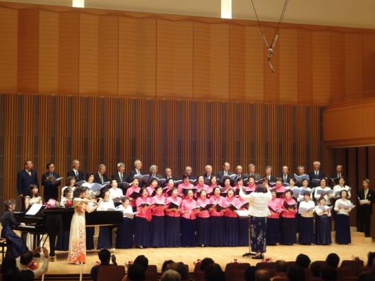 燃燈合唱團與札幌放送合唱團OB會合唱情形。