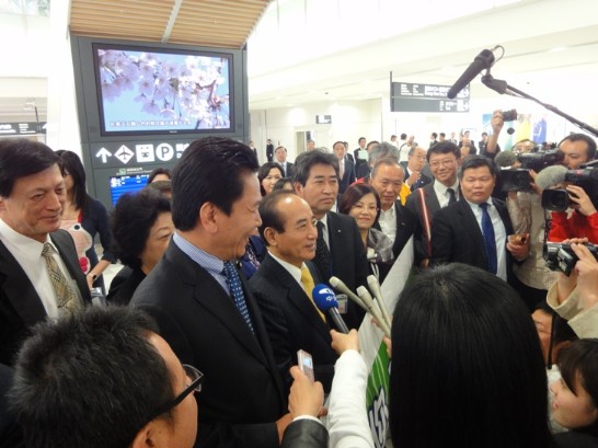王院長等一行抵達新千歲機場，接受媒體記者採訪。