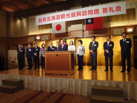 5月14日 答謝宴    王院長介紹立法委員等一行。