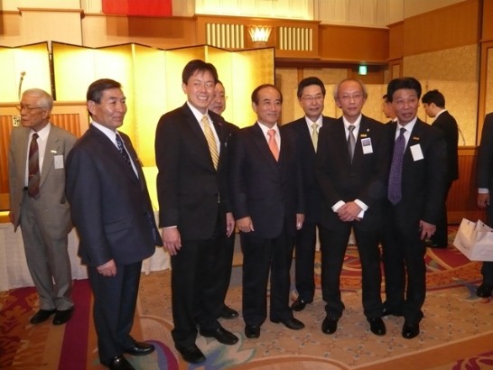 王院長與參議院長谷川議員等人合影。 